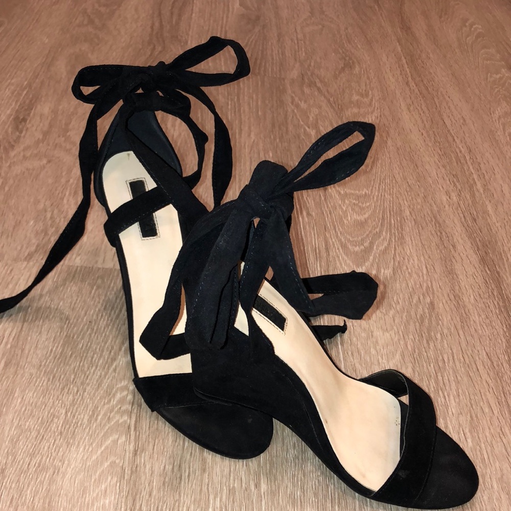 Black wedges